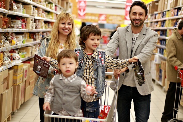 a happy family grocery shopping